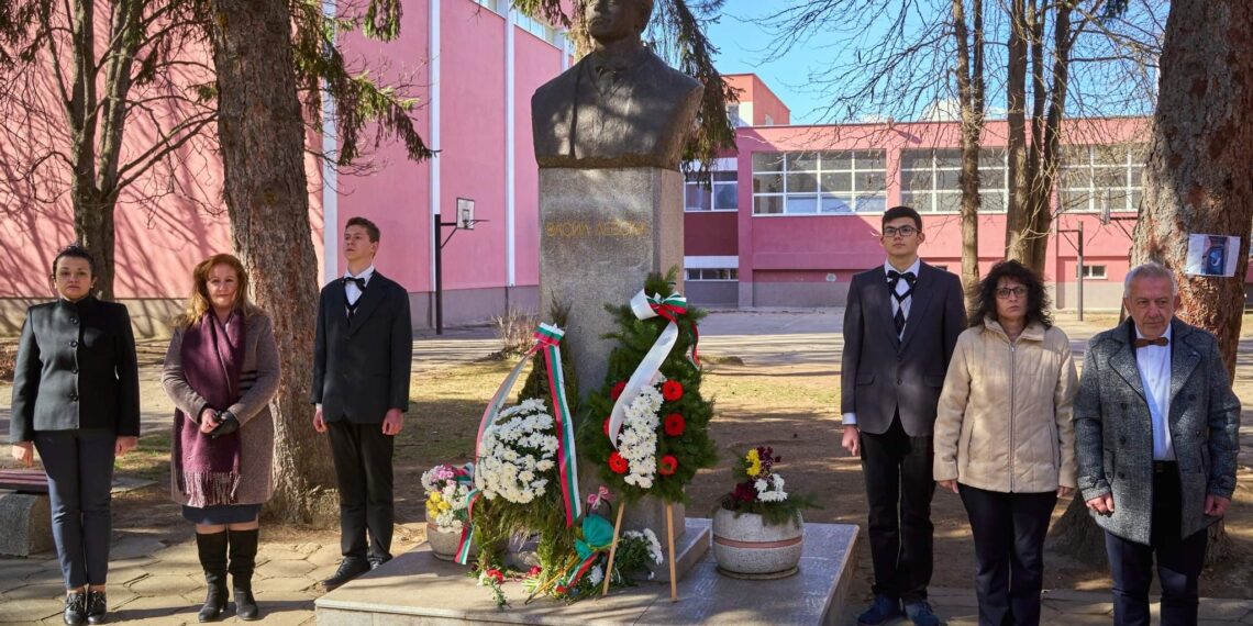 СУ “Васил Левски” почете 149 години от обесването на Апостола