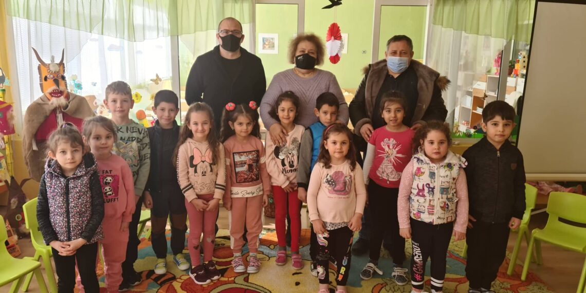 Ердоан Узунов зарадва деца и ученици с мартеници