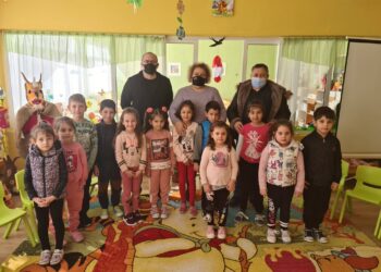 Ердоан Узунов зарадва деца и ученици с мартеници