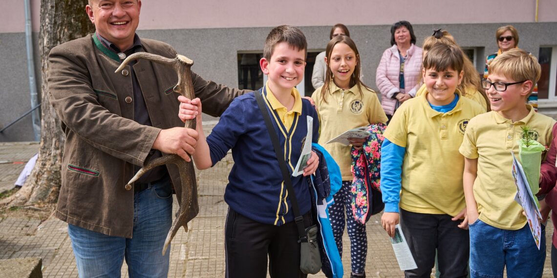 Ученици от ОУ “Стефан Пешев” участваха в открит урок по “Човекът и природата”, посветен на “Седмица на гората”