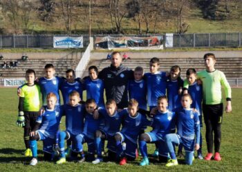 Малките ни футболисти с купа на шампиони