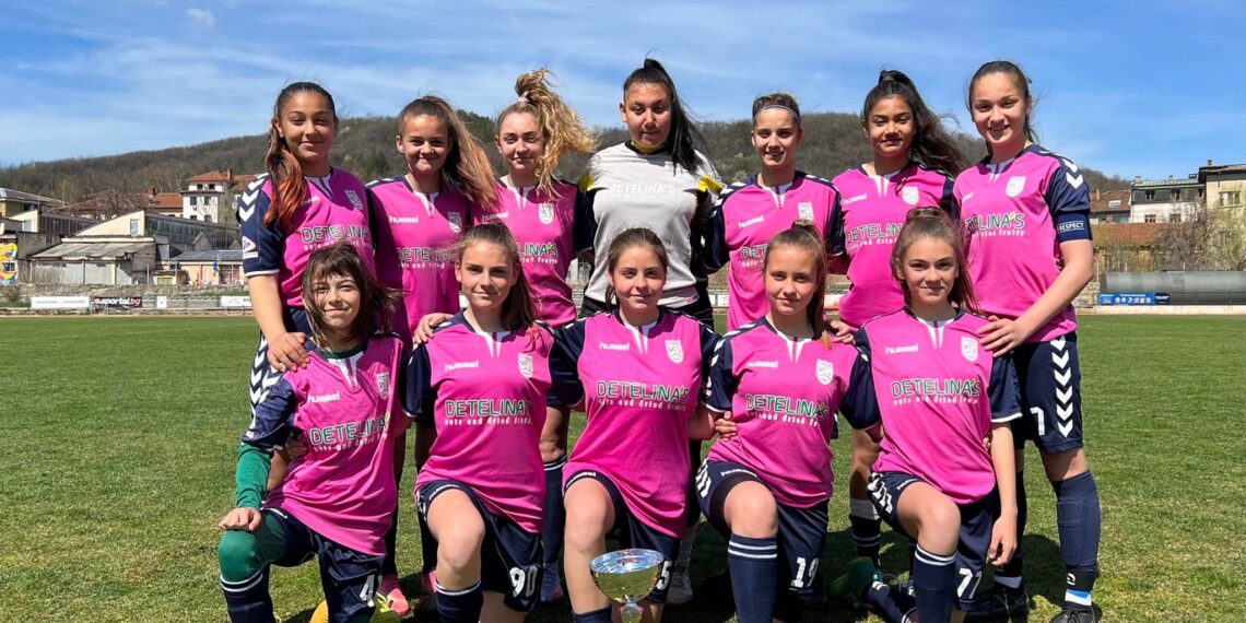 Девойките до 17 г вдигнаха шампионската купа