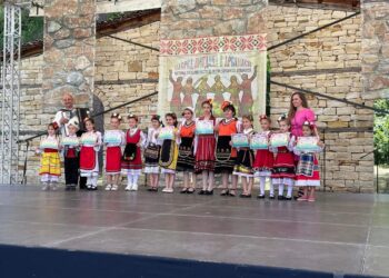 Специалната награда от “Насред мегдана в Арбанаси” за певците от Школата по народно пеене