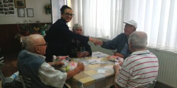 Възрастни хора от Севлиево получиха дарение в навечерието на Еньовден