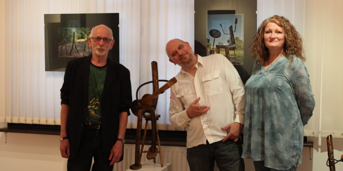 “Свирещи”, “пеещи” и “спортуващи” дървени фигурки, дело на Питър Корк, експонираха в Градската галерия