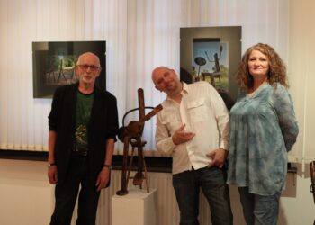 “Свирещи”, “пеещи” и “спортуващи” дървени фигурки, дело на Питър Корк, експонираха в Градската галерия