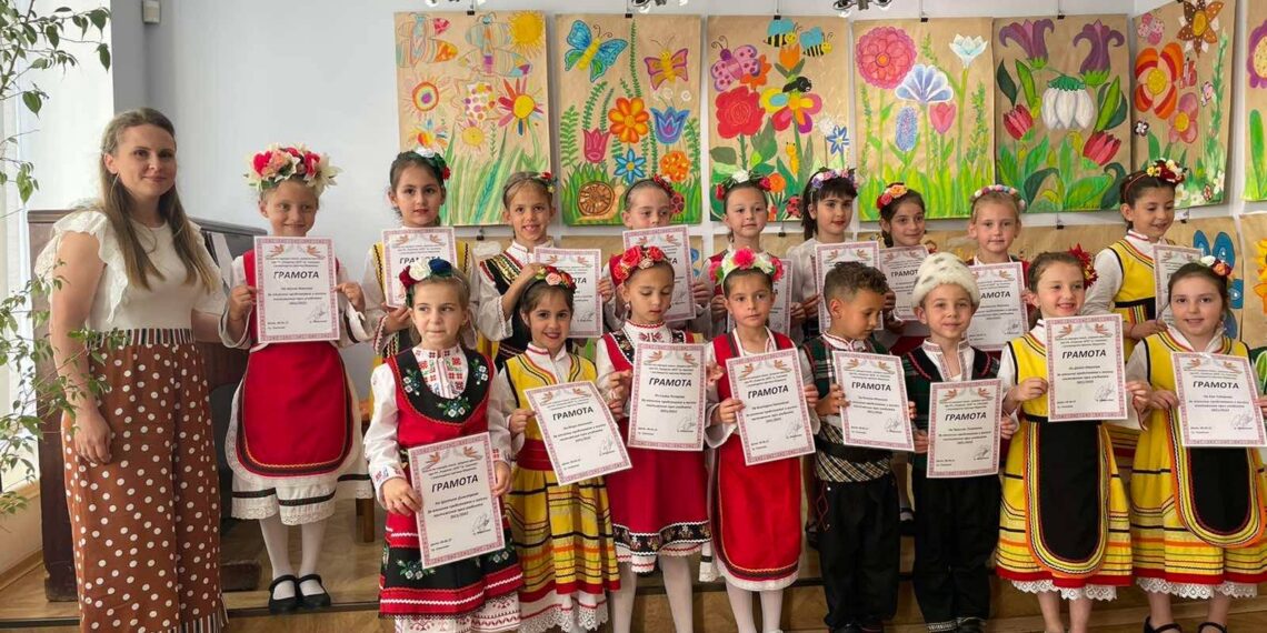 Фолклорен песенен спектакъл представи Школата по народно пеене