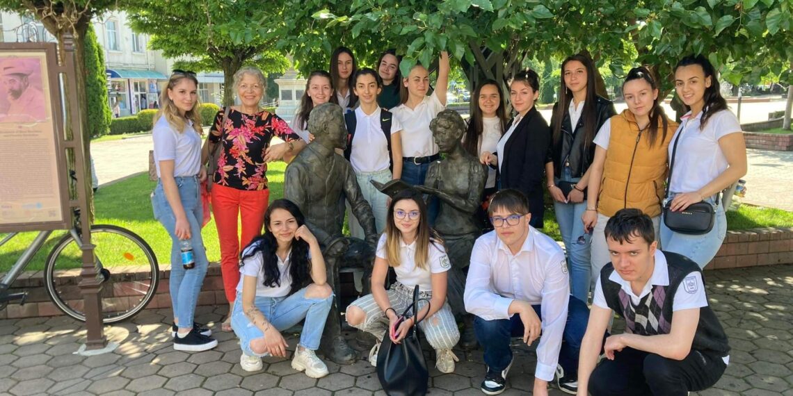 Часове по литература при статуите на Пенчо Славейков и Мара Белчева