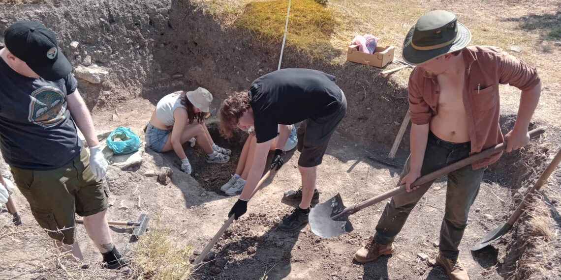 Студенти от Великобритания работят по некропола на Хоталич