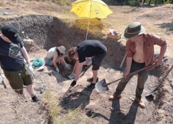 Студенти от Великобритания работят по некропола на Хоталич