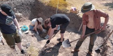 Студенти от Великобритания работят по некропола на Хоталич