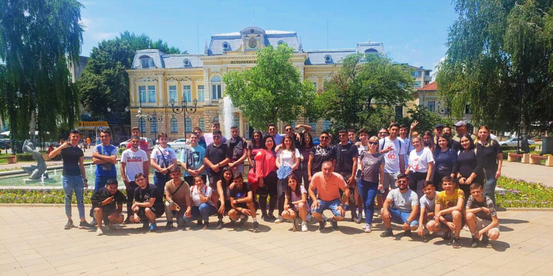 “Ръка за ръка” – Проект на ПГ “Марин Попов” гр. Севлиево, в. “Росица” и бизнeса в региона