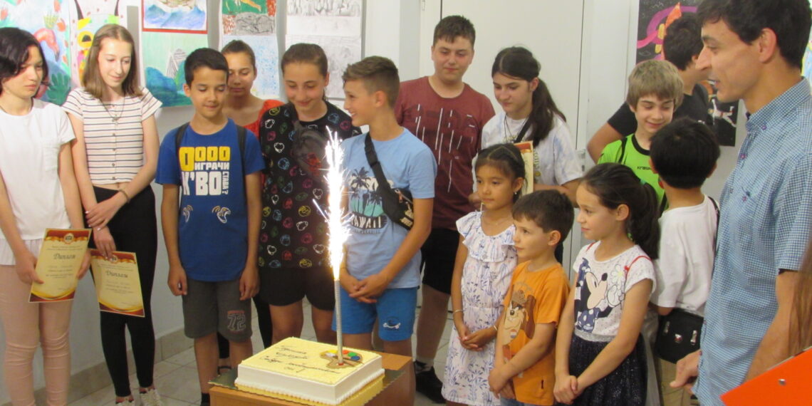 Пъстри рисунки, провокирани от любопитство и въображение, наредиха художниците на Велизар Захариев