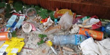 Флакони от райски газ, балони и боклуци в беседката до старата велоалея