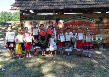 Признание за славейчетата на Цветина Маринова от три фолклорни конкурса