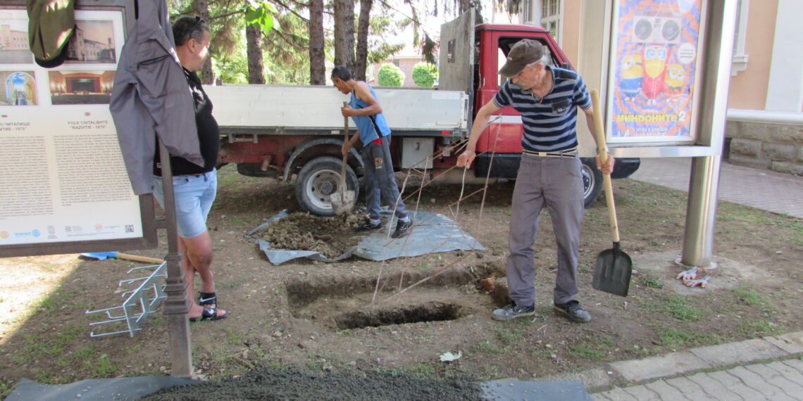 Киоск терминал рекламира кино “21 век” и читалище “Развитие”