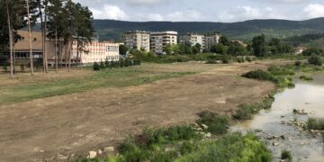 Почистен от растителност е Западният бряг на река Росица, под Спортната зала