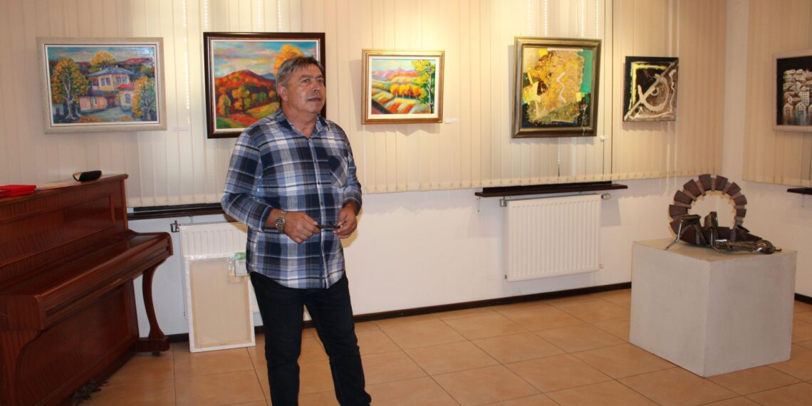 Димитър Георгиев и Илия Ганчев с плакети от “Есенен салон 2022”