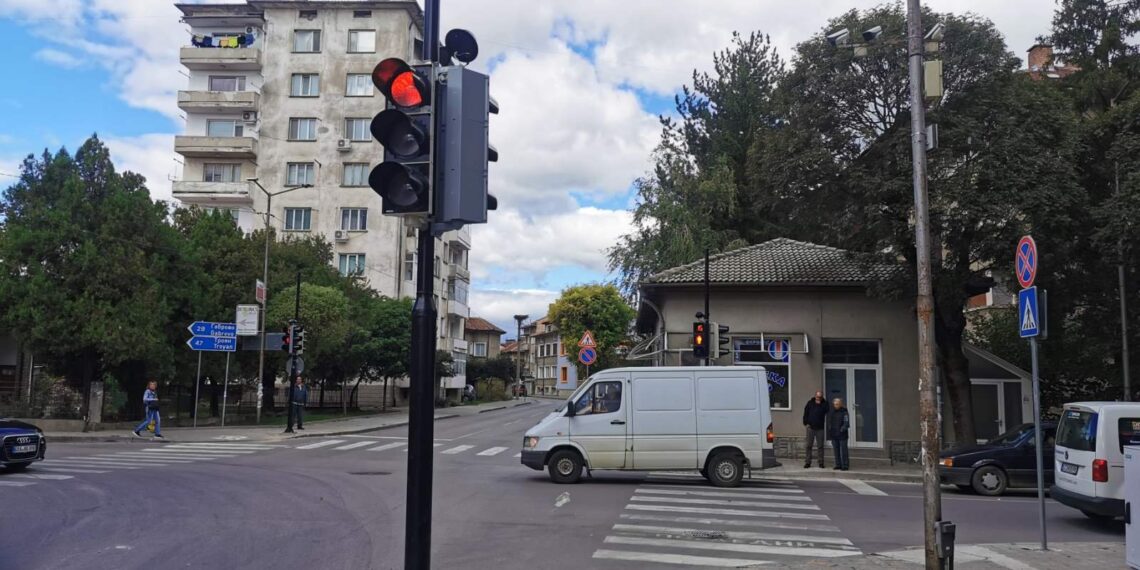 Нови светофари регулират движението на две ключови кръстовища
