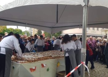 Рекорд! 330 метра тиквеник изядоха севлиевци на Празника на тиквата