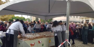 Рекорд! 330 метра тиквеник изядоха севлиевци на Празника на тиквата