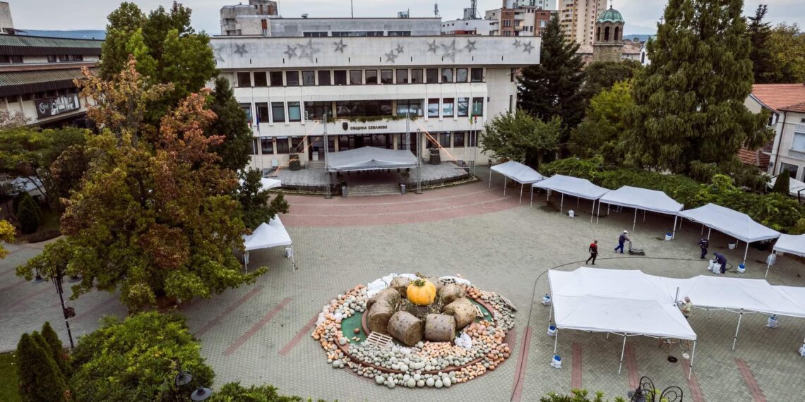 Четвърт век Севлиево има свое знаме, герб и химн