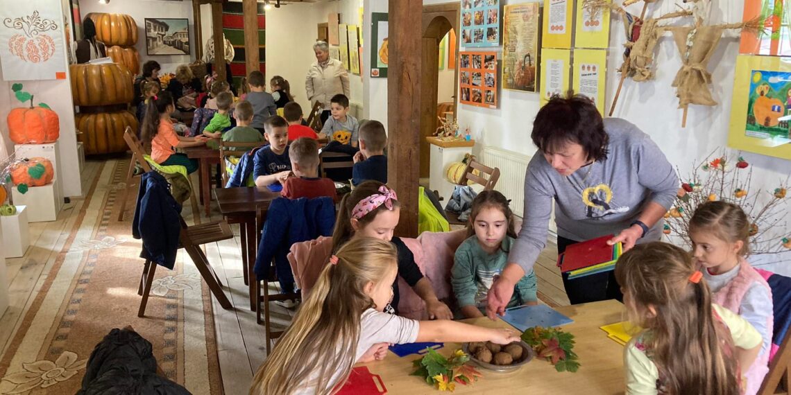 Деца твориха в забавното ателие “Тиквени фантазии”