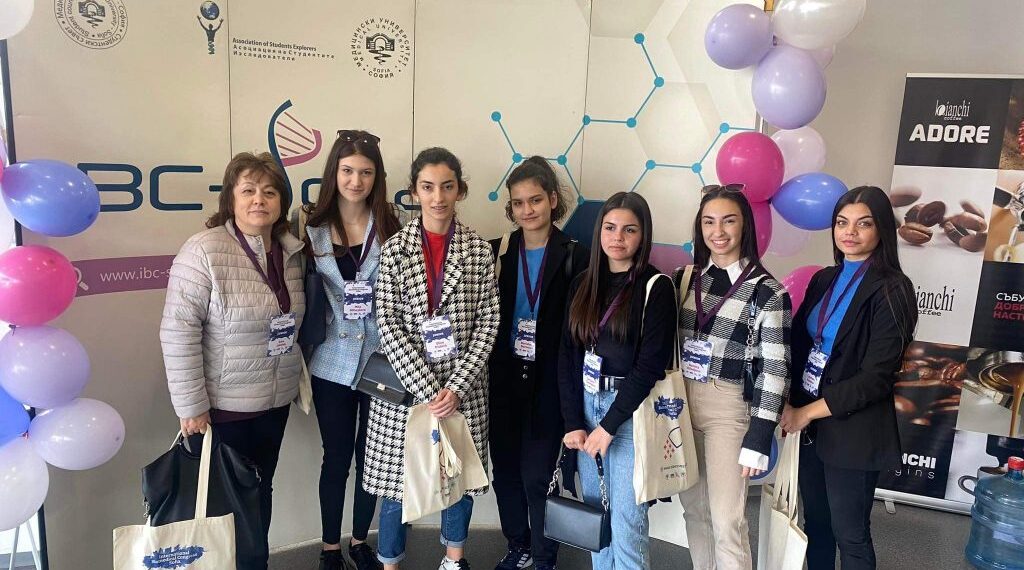 Седем ученици, участници в курс за биомедицина