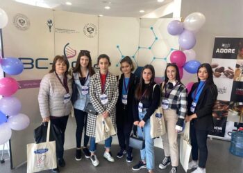 Седем ученици, участници в курс за биомедицина