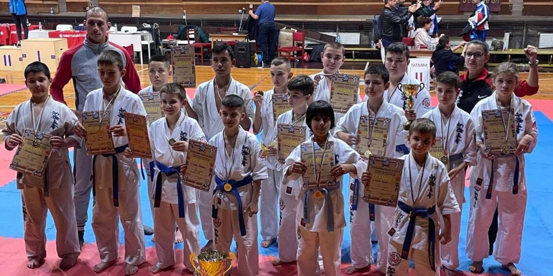Каратистите с най-техничен състезател в Шумен, отстъпиха само на домакините