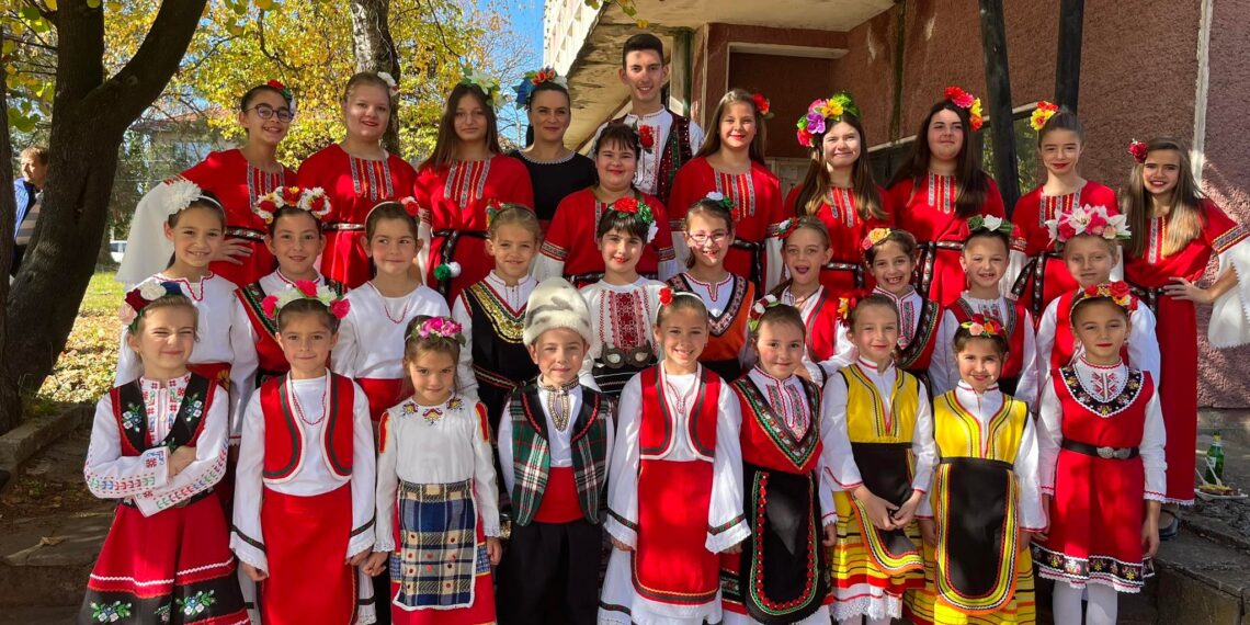 Славейчетата от Школата по народно пеене с богата фолклорна програма за селищните събори