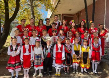 Славейчетата от Школата по народно пеене с богата фолклорна програма за селищните събори