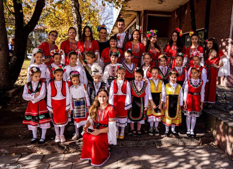 Славейчетата от Школата по народно пеене с богата фолклорна програма за селищните събори