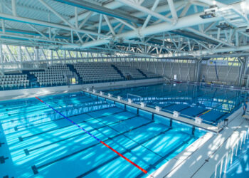 Ветераните на подиум от турнир по плуване