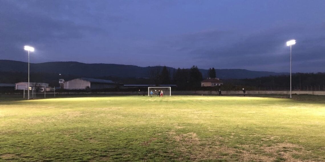 Още един футболен терен с осветление
