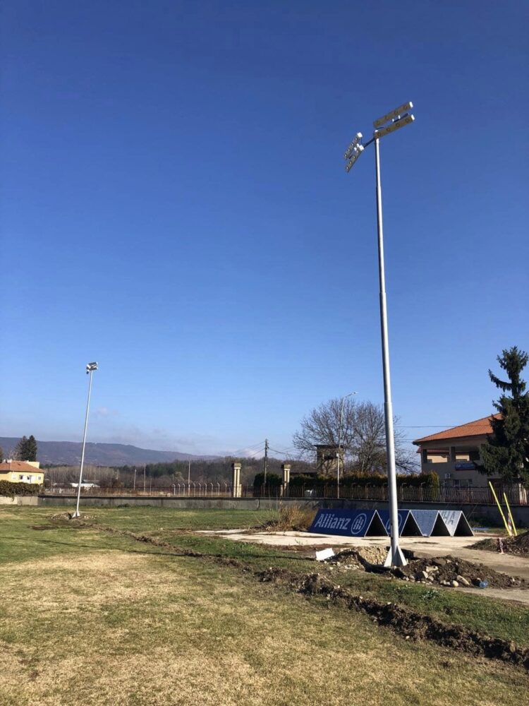 Още един футболен терен с осветление