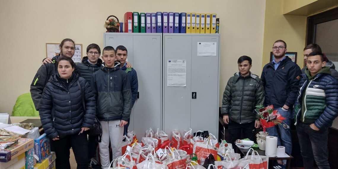 Учениците от ПГМЕТ – с големи сърца, отново зарадваха възрастни и деца в неравностойно положение