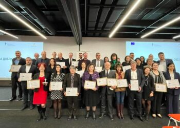 Областната администрация с грамота за добри практики