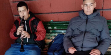 Урок по кларинет на автогарата в Севлиево