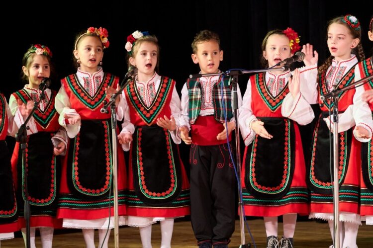 Коледен благослов с музика, песен и танц – читалищният концерт на Школата по народно пеене и Детския фолклорен ансамбъл “Развитие”