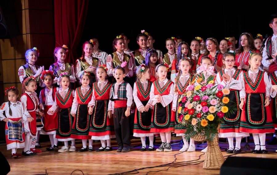 Коледен благослов с музика, песен и танц – читалищният концерт на Школата по народно пеене и Детския фолклорен ансамбъл “Развитие”