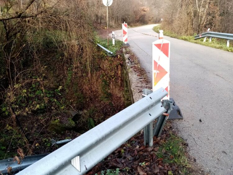 30-тонни ТИР-ове преминават ежедневно покрай 5 опасни свлачища на пътя Стоките-Кръвеник