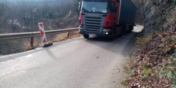 30-тонни ТИР-ове преминават ежедневно покрай 5 опасни свлачища на пътя Стоките-Кръвеник