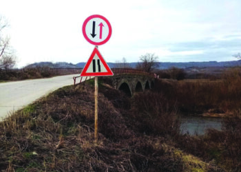 На гърбавия мост над р. “Росица” в с. Горна Росица шофьорите се надпреварват кой да е пръв