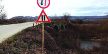 На гърбавия мост над р. “Росица” в с. Горна Росица шофьорите се надпреварват кой да е пръв