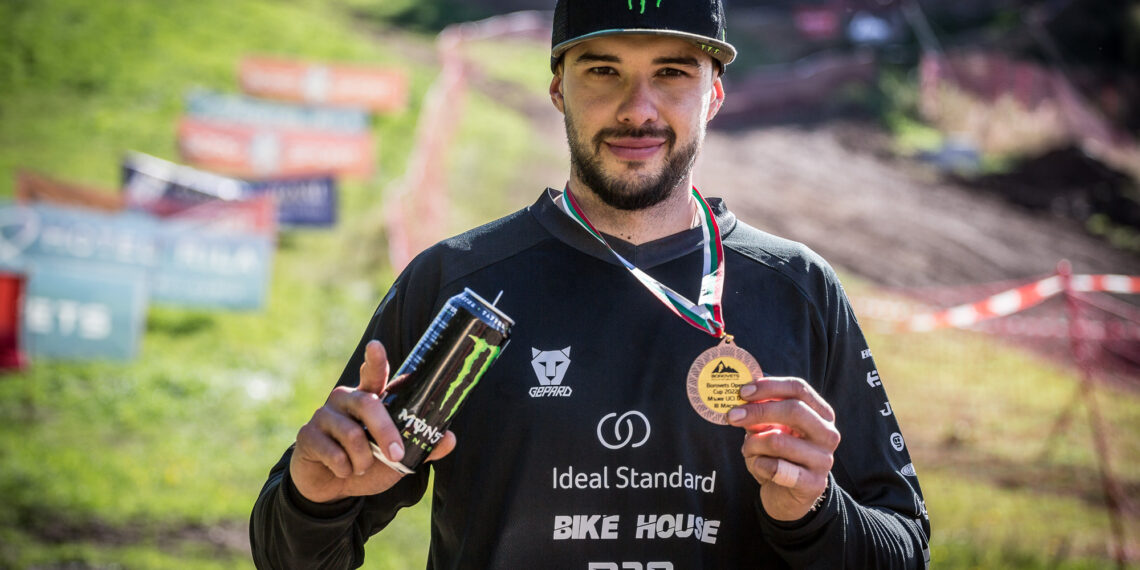 Шампион по колоездене започва да предава опита си