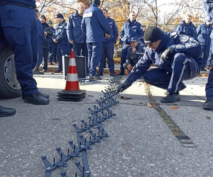 МВР купува 1300 ленти с шипове за принудително спиране и още камери за скорост