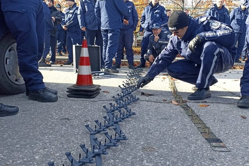 МВР купува 1300 ленти с шипове за принудително спиране и още камери за скорост
