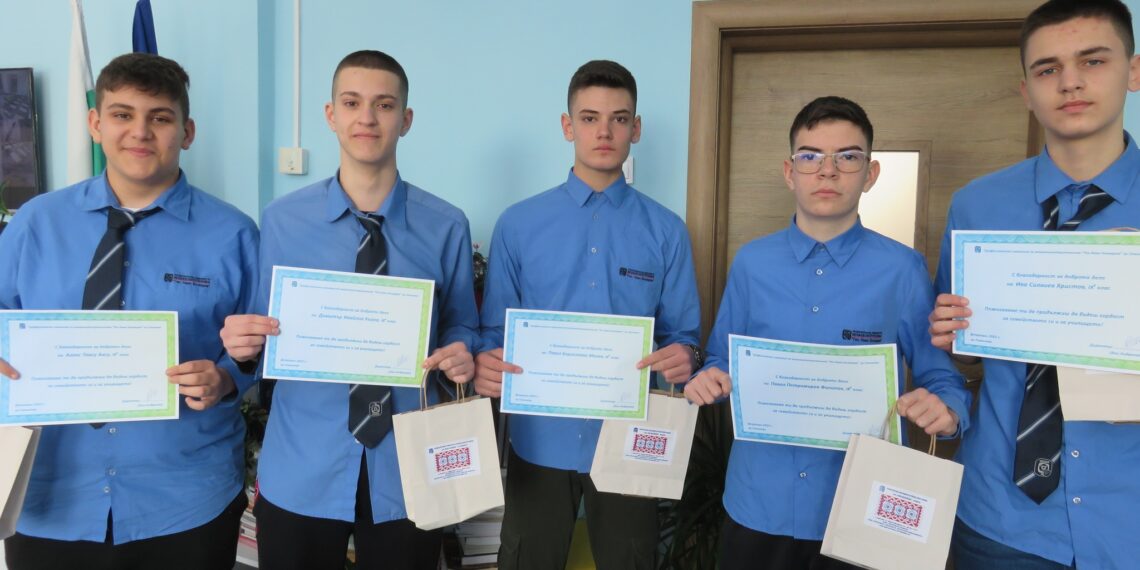 Ученици от ПГМЕТ получиха благодарствени грамоти заради добрите им сърца