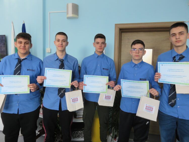 Ученици от ПГМЕТ получиха благодарствени грамоти заради добрите им сърца